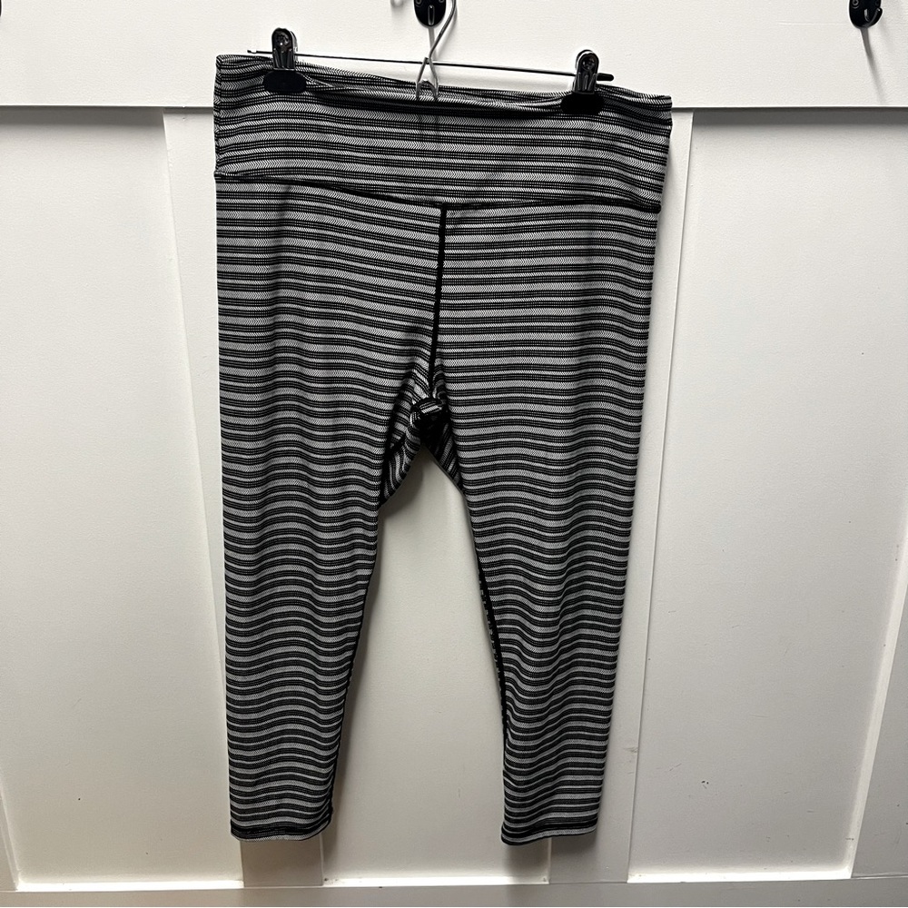 Zyia black/grey striped capris leggings size 16-18
